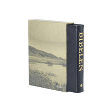 Indlæs billede til gallerivisning Bibelen i sort ægte skind med guldsnit og fingerregister